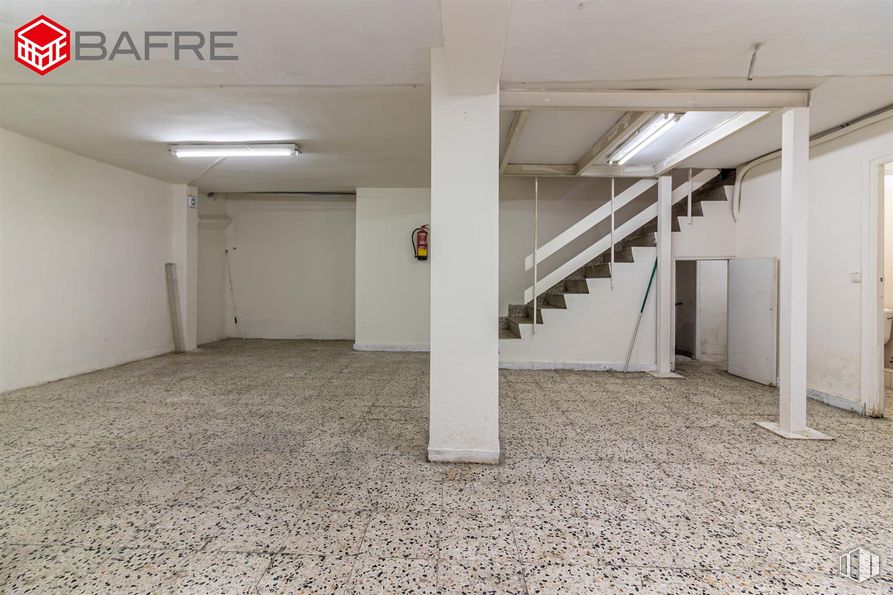 Retail for rent at Calle Antonio Salvador, Usera, Madrid, 28026 with floor, flooring, composite material, concrete, hall, basement, parking, plaster, daylighting and tile flooring around