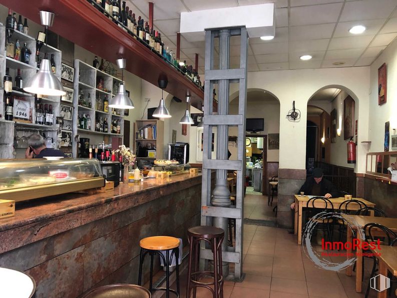 Retail for sale & for rent at Zona Lavapiés, Centro, Madrid, 28012 with stool, person, furniture, shelf, table, drinking establishment, barware, building, shelving and houseplant around