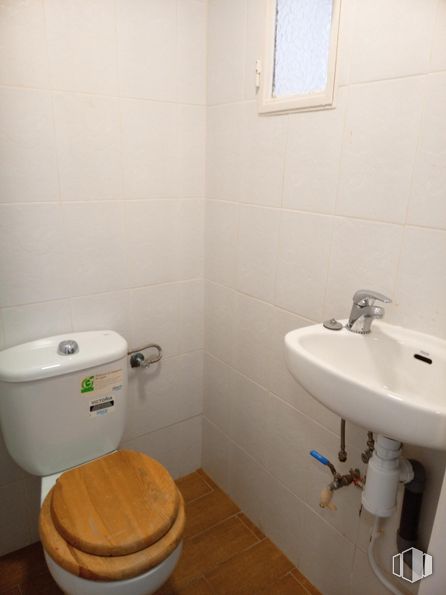 Retail for rent at Centro urbano, Colmenar Viejo, Madrid, 28770 with sink, toilet, window, tap, property, bathroom sink, plumbing fixture, bathroom, purple and fixture around