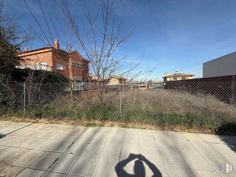 Land for sale at Calle Rosalia de Castro, Arroyomolinos, Madrid, 28939 with house, suburb, sidewalk, walkway and shadow around