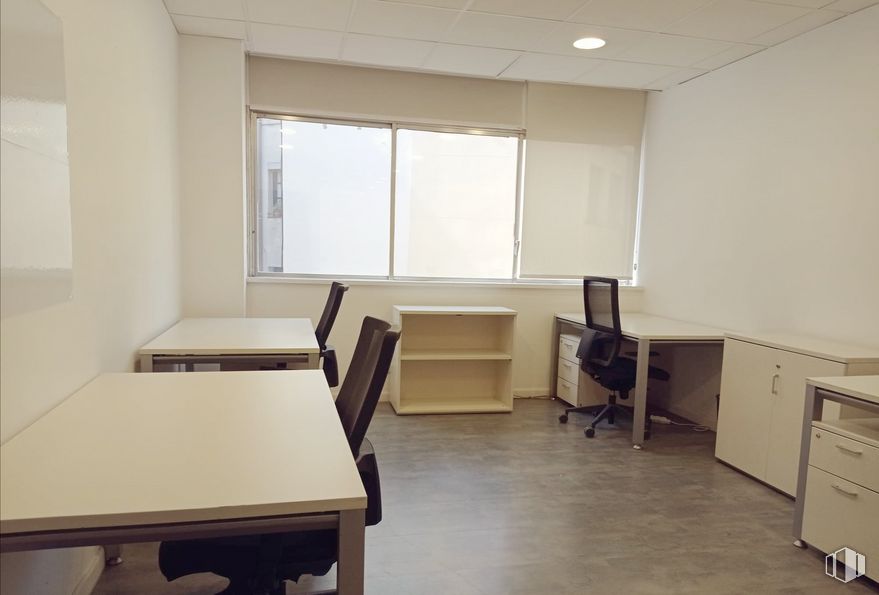 Oficina en alquiler en Plaza Santa María Soledad Torres Acosta, 1, Centro, Madrid, 28004 con mesa, ebanistería, mesa, ventana, silla, propiedad, mueble, edificio, accesorio y alumbrado alrededor