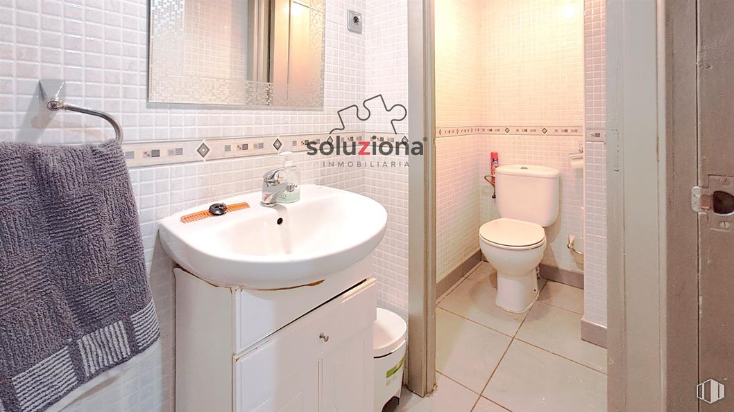 Retail for rent at Calle Dr. Barraquer, 7, Getafe, Madrid, 28903 with toilet, sink, bathroom cabinet, towel, toilet seat, bathroom, plumbing fixture, bathroom sink, floor and flooring around