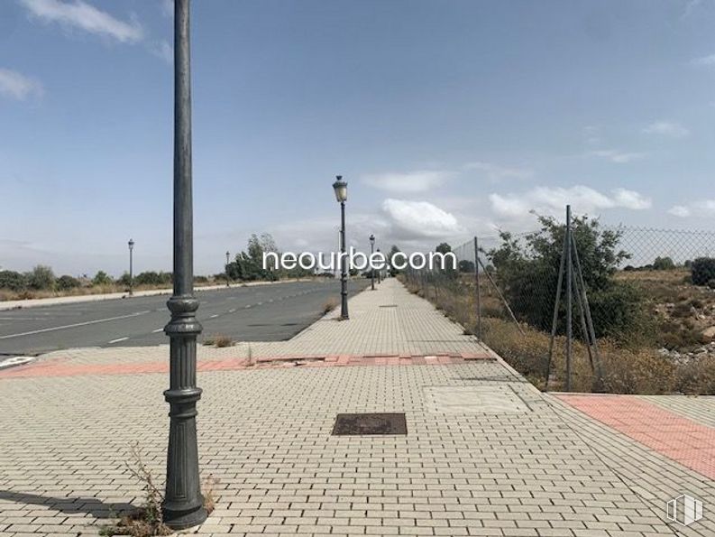 Land for sale at Calle Albacete, Ávila, 05004 with sky, cloud, plant, road surface, street light, asphalt, land lot, tree, sidewalk and urban design around