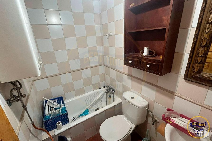 Industrial for sale at Polígono Campsa, Cuenca, 16004 with toilet, mirror, property, tap, plumbing fixture, sink, bathroom sink, bathroom, interior design and architecture around