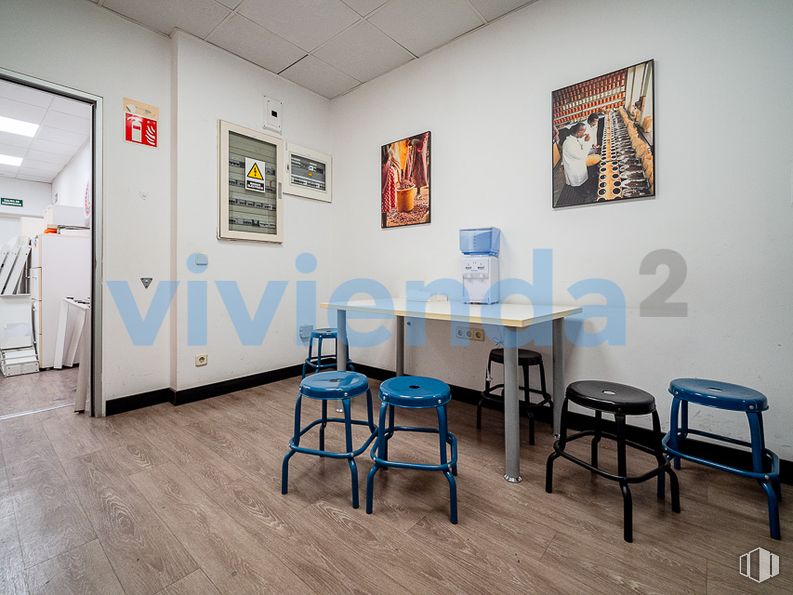 Nave en alquiler en Zona Valdefuentes, Hortaleza, Madrid, 28033 con taburete, marco, cuadro, mesa, propiedad, edificio, interiorismo, silla, suelos y suelo alrededor