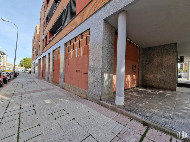 Retail for rent at Calle Extremadura, Fuenlabrada, Madrid, 28944 with building, sky, road surface, brickwork, window, brick, house, street light, flooring and sidewalk around