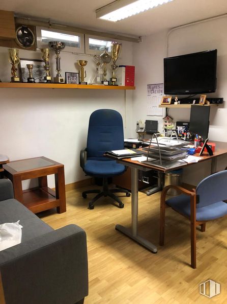 Retail for rent at Calle San Agustín, Las Rozas de Madrid, Madrid, 28230 with television, chair, light fixture, desk, lighting, table, furniture, property, interior design and architecture around