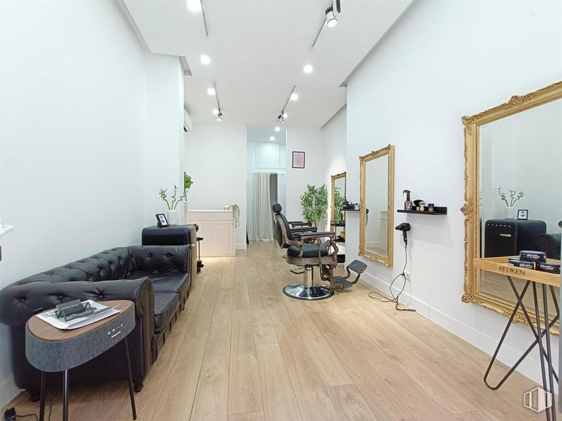 Retail for rent at Calle Blasco de Garay, Chamberí, Madrid, 28015 with couch, table, furniture, flooring, chair, wood flooring, office chair, design, beauty salon and laminate flooring around