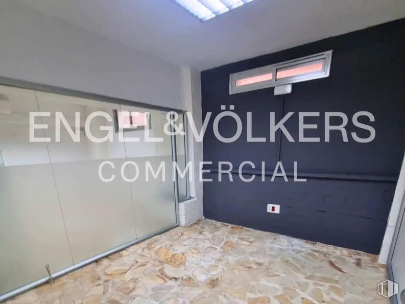 Retail for sale & for rent at Calle Ramón Fort, Ciudad Lineal, Madrid, 28033 with cabinetry, building, wood, fixture, flooring, font, floor, wall, rectangle and facade around