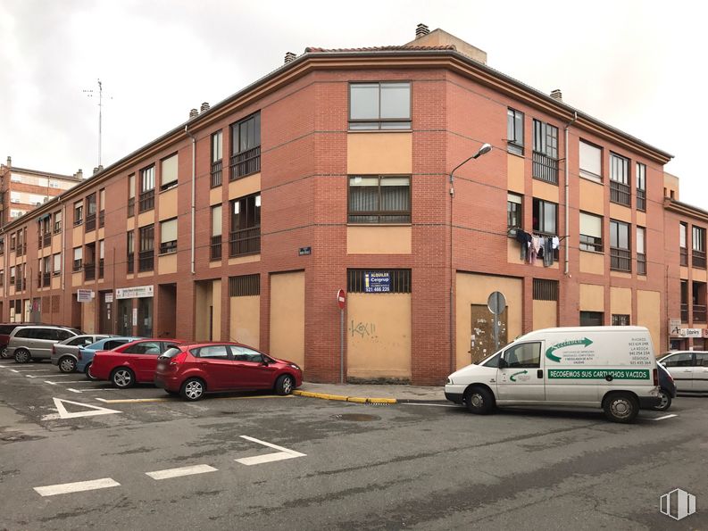 Retail for sale at Calle Cardadores, Segovia, 40004 with van, car, building, wheel, land vehicle, automotive parking light, tire, vehicle, window and property around