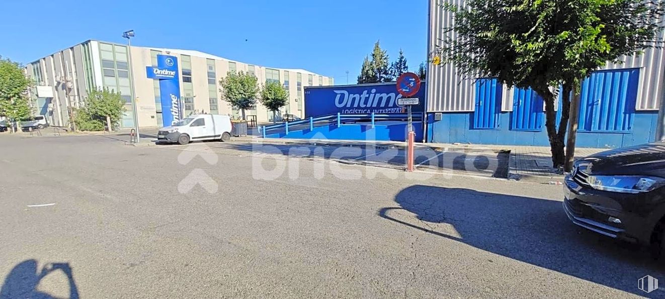 Oficina en alquiler y venta en Avenida Andalucía, Villaverde, Madrid, 28041 con coche, cielo, propiedad, superficie de la carretera, vehículo de motor, asfalto, árbol, edificio, rueda y vehículo alrededor