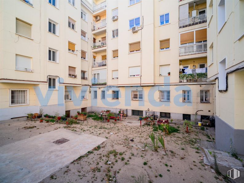 Local en venta en Calle Virgen de Nuria, Ciudad Lineal, Madrid, 28027 con edificio, planta, ventana, diseño urbano, condominio, barrio, bloque de pisos, zona residencial, suelos y accesorio alrededor