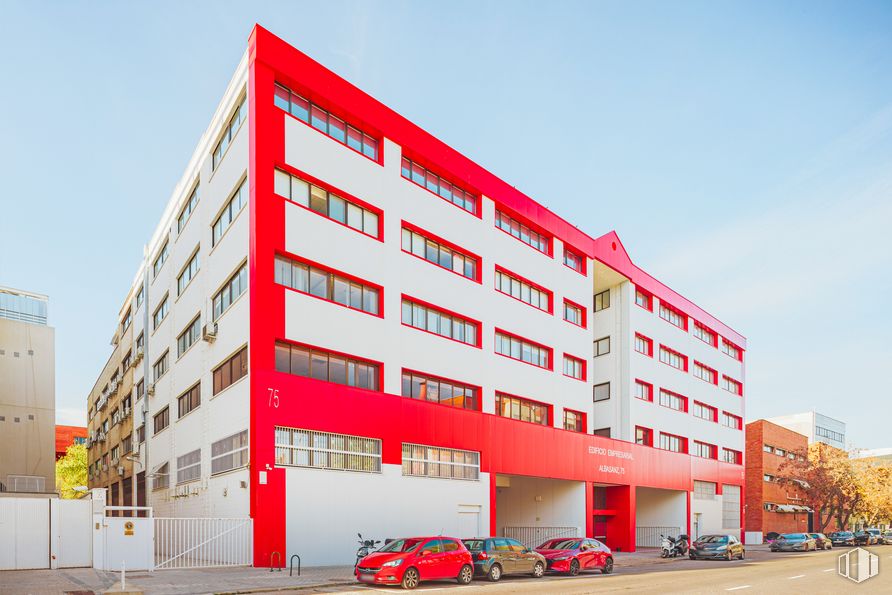 Office for rent at Calle Albasanz, San Blas - Canillejas, Madrid, 28037 with car, building, sky, window, wheel, tire, condominium, urban design, vehicle and tower block around