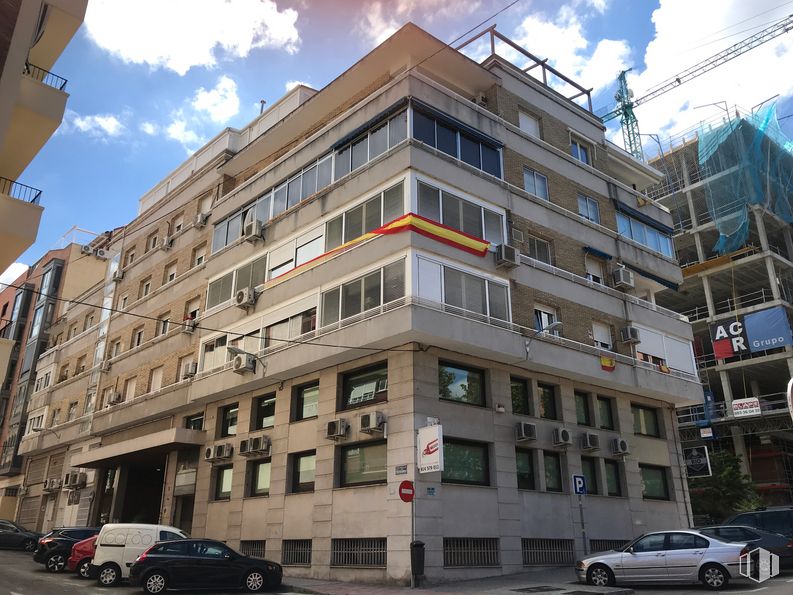 Oficina en alquiler en Calle Cochabamba, 2, Chamartín, Madrid, 28016 con coche, edificio, nube, cielo, neumático, rueda, vehículo, ventana, infraestructura y arquitectura alrededor