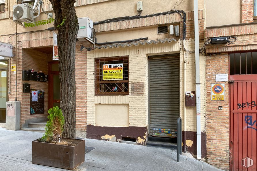 Retail for rent at Zona Centro, Las Rozas de Madrid, Madrid, 28230 with flowerpot, houseplant, plant, infrastructure, road surface, door, wall, brick, neighbourhood and residential area around