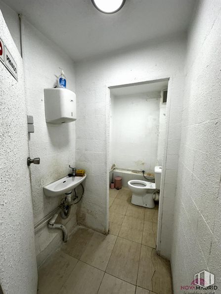 Retail for sale at Calle Parvillas Altas, 23, Villaverde, Madrid, 28021 with toilet, sink, light fixture, wall, flooring, floor, plumbing fixture, plumbing, ceiling and bathroom around