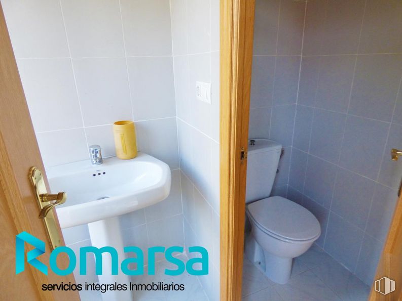 Retail for sale at Calle El Chorrito, El Barraco, Ávila, 00000 with toilet, sink, toilet seat, building, tap, plumbing fixture, bathroom sink, bathroom, purple and fluid around