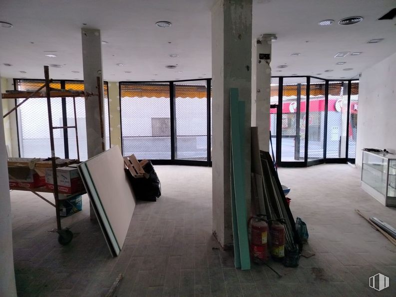 Retail for rent at Calle Pinto, 1, Parla, Madrid, 28980 with bag, fixture, floor, hall, flooring, wall, ceiling, event, wood and city around