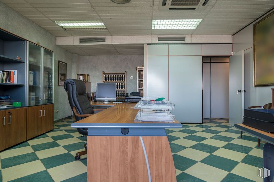 Oficina en venta en Zona Noroeste, Torrejón de Ardoz, Madrid, 28850 con mesa, ebanistería, alacena, silla, sofá, electrodoméstico, propiedad, mueble, edificio, diseño de interiores, arquitectura, piso, escritorio y madera alrededor