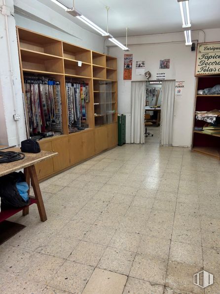 Retail for sale at Zona centro, Cuenca, 16001 with table, bookcase, shelf, wood, interior design, flooring, floor, shelving, cabinetry and hardwood around