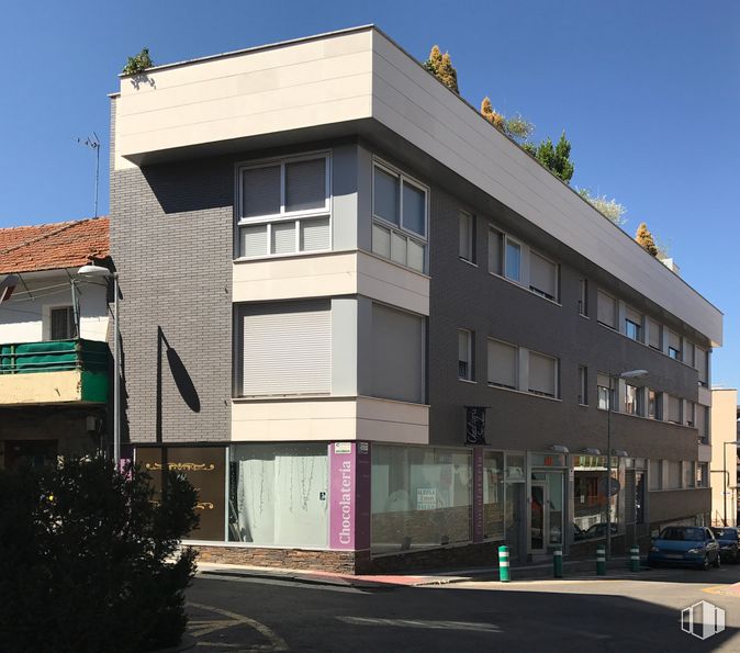 Retail for rent at Calle Monjitas, 5, Majadahonda, Madrid, 28220 with window, building, sky, urban design, material property, residential area, facade, commercial building, fixture and city around