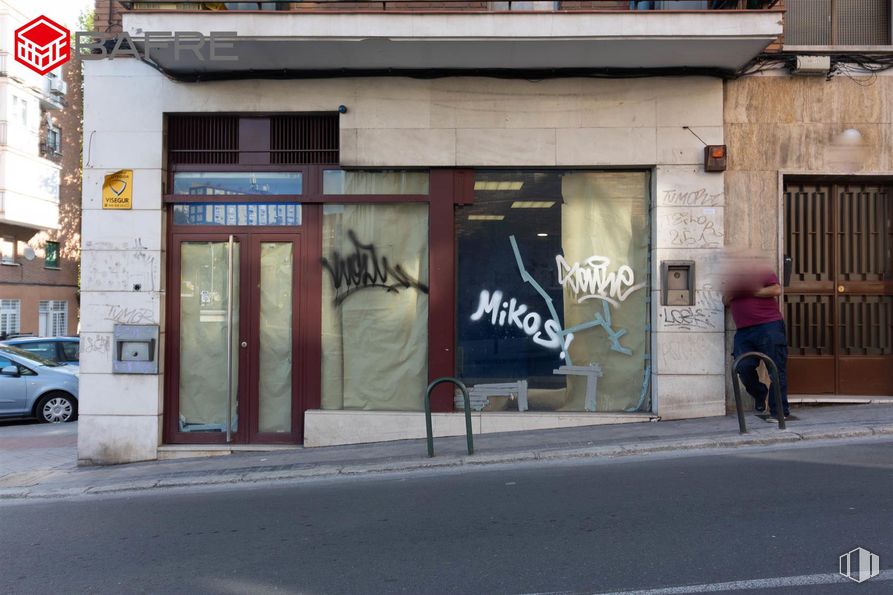 Retail for rent at Calle Villaamil, Tetuán, Madrid, 28039 with car, person, clothing, door, pants, wall, composite material, concrete, graffiti and paint around