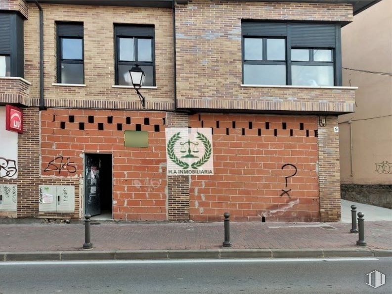 Retail for sale at Zona centro, Pedrezuela, Madrid, 28723 with window, building, door, brick, brickwork, font, facade, art, fixture and wood around