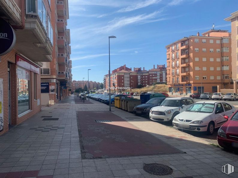 Retail for rent at Barrio de la Universidad, Ávila, 05003 with car, building, cloud, sky, vehicle, window, street light, wheel, road surface and tire around