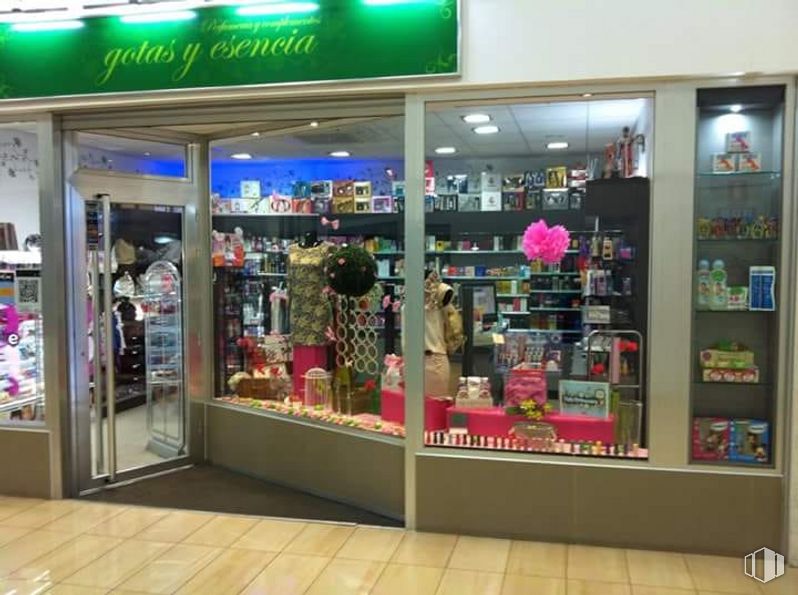 Retail for sale at Centro Comercial El Casito, Paseo Ermita, 51, Pedrezuela, Madrid, 28723 with fixture, interior design, retail, trade, display case, event, fashion accessory, shopping, convenience store and display window around