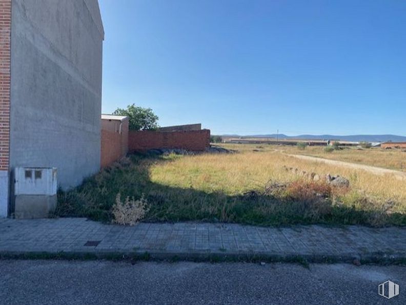 Land for sale at Avenida Reina Sofía Sur, Sonseca, Toledo, 45100 with sky, plant, road surface, land lot, asphalt, grass, landscape, tree, road and tar around