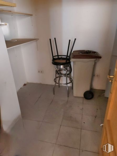 Local en venta en Calle Arijales, Parla, Madrid, 28980 con silla, mesa, madera, interiorismo, suelo de baldosas, suelo, suelos, madera dura, casa y gas alrededor