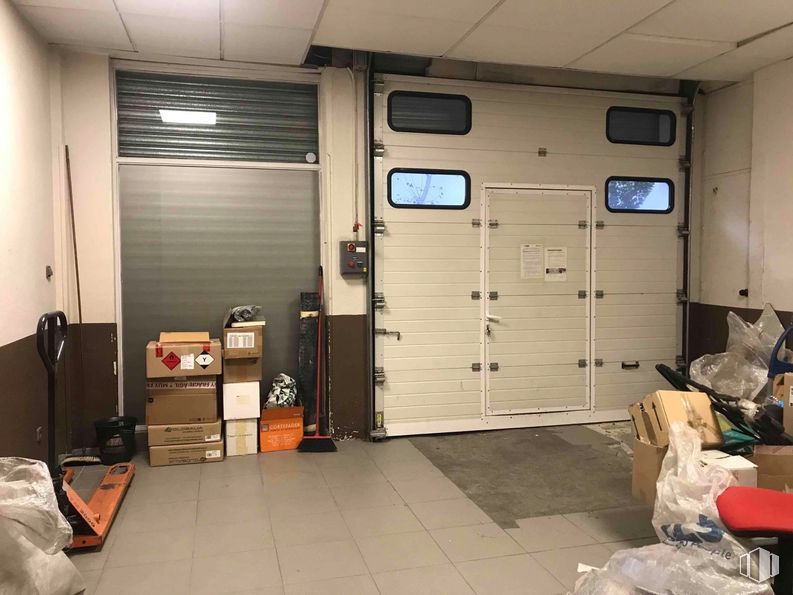 Local en alquiler y venta en Zona El Praderón, San Sebastián de los Reyes, Madrid, 28700 con puerta, suelos, suelo, techo, garaje, aluminio y contrachapado alrededor