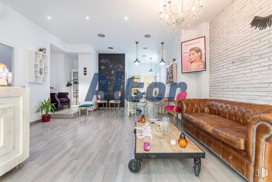 Local en alquiler y venta en Calle Fray Luis De León, Arganzuela, Madrid, 28012 con sofá, candelabro, silla, mesa de centro, alumbrado, lámpara, persona, mueble, interiorismo y suelos alrededor