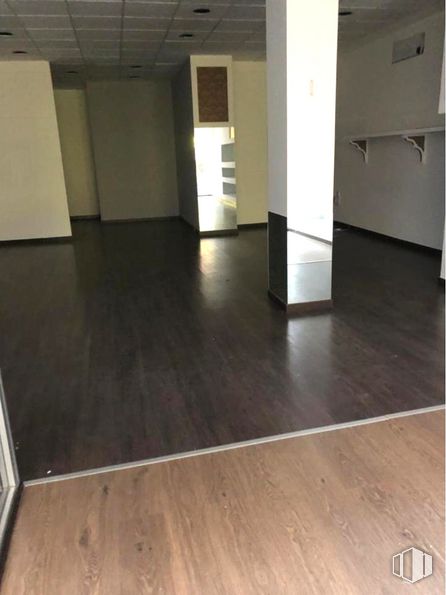 Local en alquiler en Calle Emilio Sánchez Vera, Cuenca, 16002 con edificio, madera, accesorio, suelo, diseño de interiores, piso, pasillo, casa, tinte para madera y propiedad material alrededor