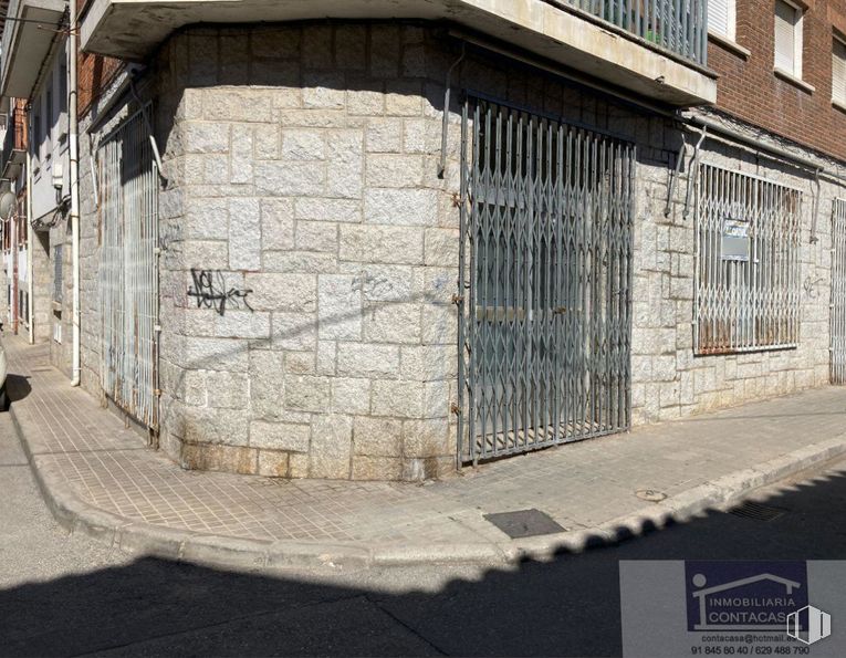 Local en alquiler en Calle Carrilejos, Colmenar Viejo, Madrid, 28770 con superficie de la carretera, ventana, madera, asfalto, ladrillo, albañilería, fachada, tejado, diseño urbano y edificio alrededor