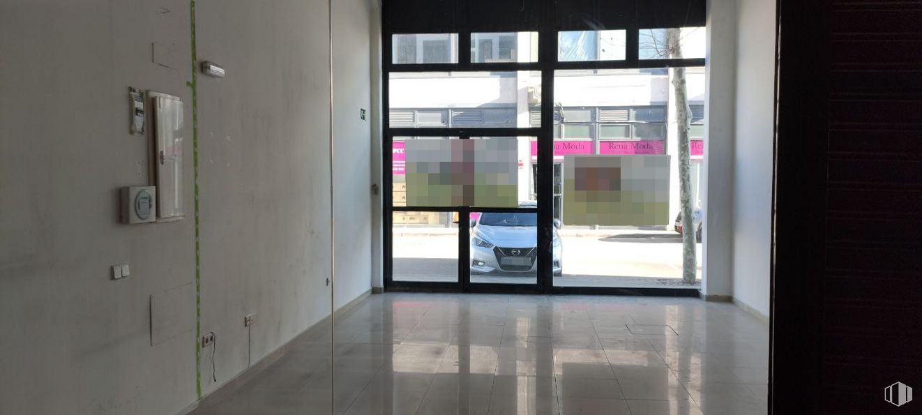 Local en alquiler en Calle Robla, Fuenlabrada, Madrid, 28947 con armario, puerta, propiedad, ventana, edificio, accesorio, exterior automotriz, puerta del vehículo, suelo y vidrio alrededor