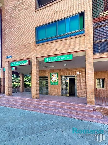 Retail for rent at Plaza Calderón de la Barca, Segovia, 40004 with window, building, fixture, brick, brickwork, road surface, real estate, facade, wood and commercial building around