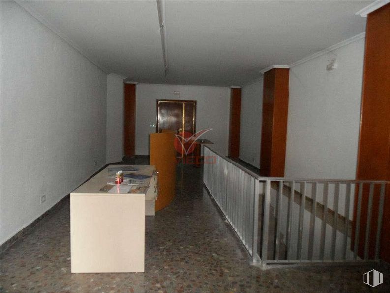 Retail for sale & for rent at Zona Centro, Cuenca, 16004 with furniture, building, wood, house, fixture, flooring, floor, hardwood, wood stain and desk around