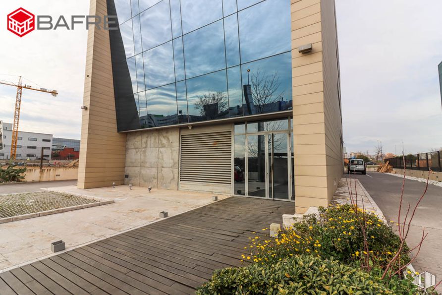 Oficina en venta en Avenida Juan Caramuel, Leganés, Madrid, 28919 con edificio, planta, nube, cielo, flor, diseño urbano, superficie de la carretera, bloque de pisos, condominio y pared alrededor