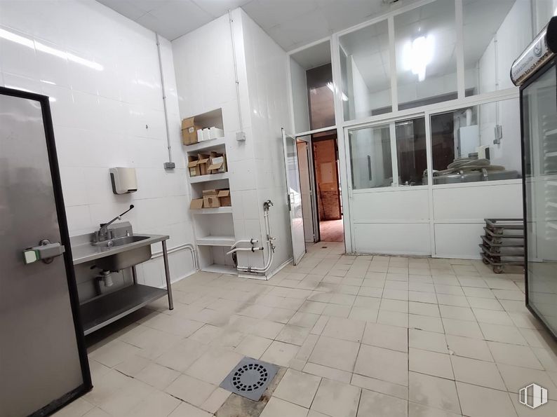 Local en venta en Calle San Juan Bautista de la Salle, Talavera de la Reina, Toledo, 45600 con puerta, mesa, marco, suelos, edificio, interiorismo, suelo, planta de interior, inmobiliario y sofá alrededor