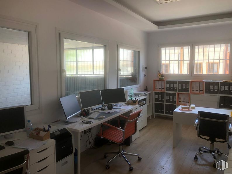 Nave en alquiler en Calle Ter, 2, Mejorada del Campo, Madrid, 28840 con pantalla de ordenador, silla, ventana, escritorio, ordenador, mueble, mesa, estantería, ordenador personal y escritorio del ordenador alrededor