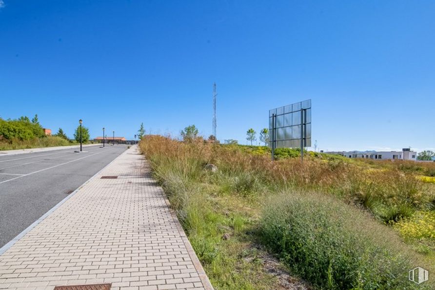 Land for sale at Calle Lisboa, Ávila, 05004 with sky, plant, road surface, natural landscape, asphalt, land lot, grass, thoroughfare, street light and landscape around