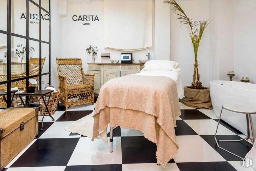 Retail for rent at Zona Chueca - Justicia, Centro, Madrid, 28004 with chair, bed, houseplant, furniture, table, interior design, flooring, floor, lighting and room around