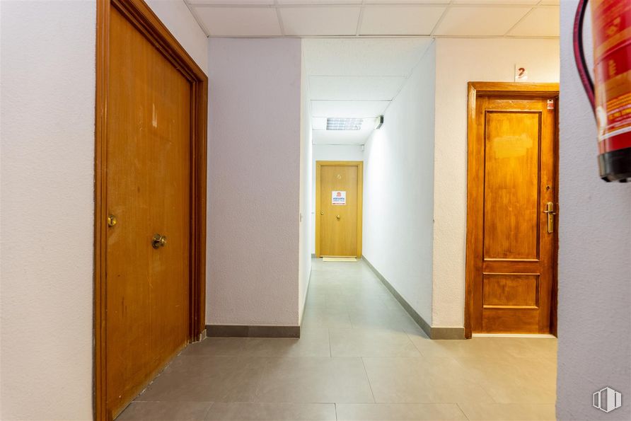 Oficina en venta en Calle Gran Vía, Majadahonda, Madrid, 28220 con armario, puerta, accesorio, madera, cerrojo muerto, puerta de casa, asa, techo, manija de la puerta y suelos alrededor