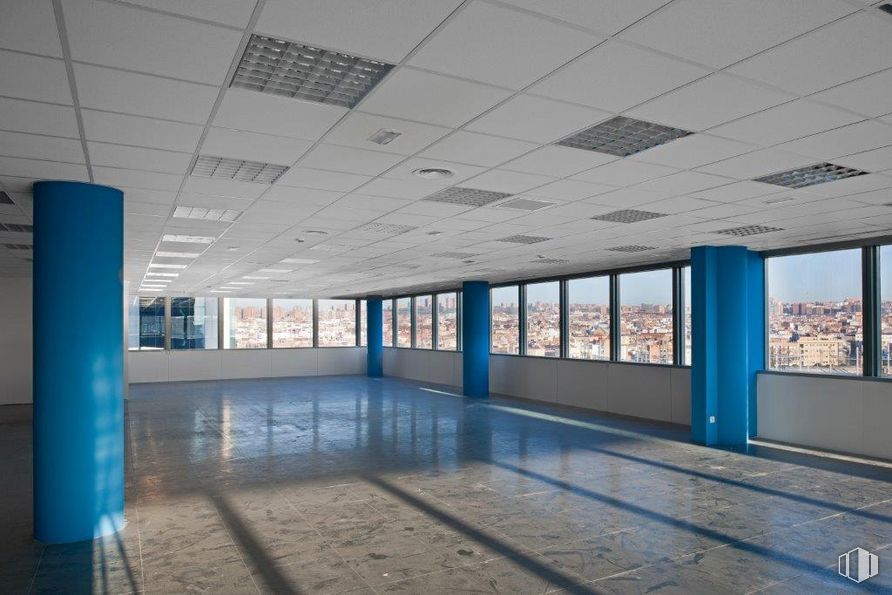 Oficina en alquiler en Torre Indocentro, Calle Retama, 7, Arganzuela, Madrid, 28045 con ventana, edificio, entrada, diseño de interiores, accesorio, suelo, piso, árbol, vidrio y techo alrededor