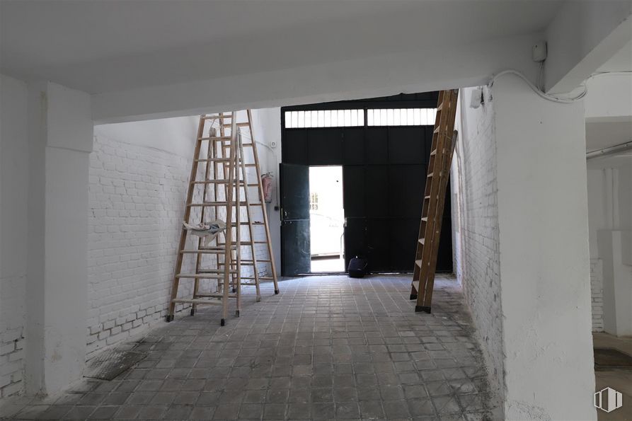 Nave en alquiler en Calle Garci-Nuño, 35, Tetuán, Madrid, 28029 con escalera, madera, hall, suelos, techo, accesorio, hormigón, material compuesto, simetría y arte alrededor