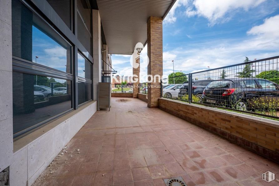 Retail for sale at Zona Carrefour Ávila, Ávila, 28005 with car, window, cloud, plant, sky, house, building, road surface, urban design and wood around