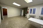 Oficina en alquiler y venta en Zona Centro , Cuenca, 16002 con mesa, puerta, accesorio, ventana, hall, suelos, suelo, techo, evento y edificio alrededor