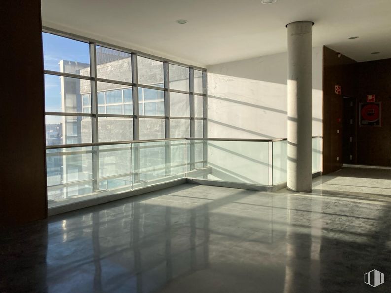 Oficina en alquiler en Edificio 1, Calle Huelva, 16, Alcobendas, Madrid, 28100 con ventana, accesorio, madera, interiorismo, hall, sombra, luz solar, suelos, suelo y vidrio alrededor