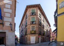 Retail for sale at Zona La Latina, Centro, Madrid, 28005 with building, window, sky, fixture, plant, urban design, road surface, neighbourhood, wood and facade around